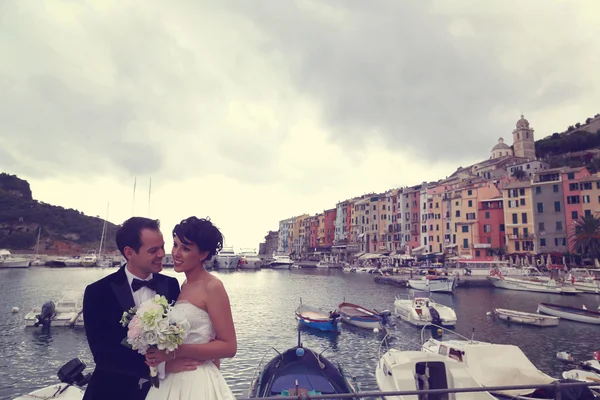 新娘和新郎在背景中的船桥上 — 图库照片
