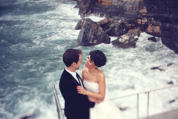 Braut und Bräutigam halten sich am Meer — Stockfoto