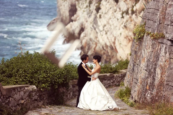 Braut und Bräutigam küssen sich am Meer — Stockfoto