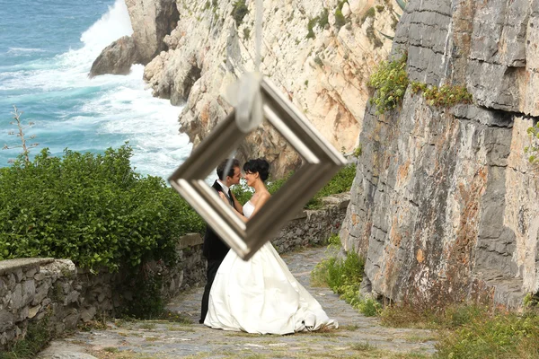 Bride and groom kissing near seaside — Stock Photo, Image