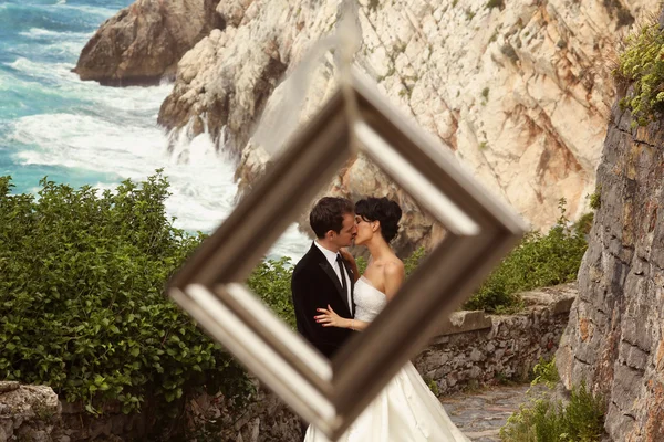 Lyckliga brudparet nära havet — Stockfoto