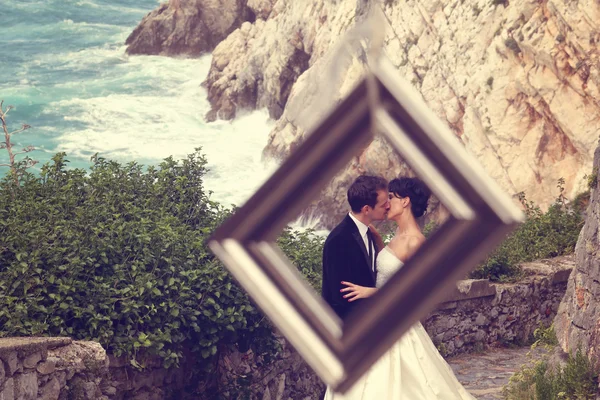 Happy bridal couple near seaside — Stock Photo, Image