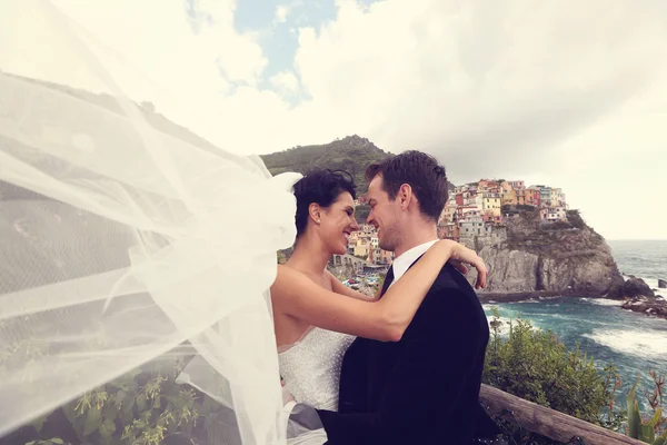 Felice coppia sposa baciare vicino al mare — Foto Stock
