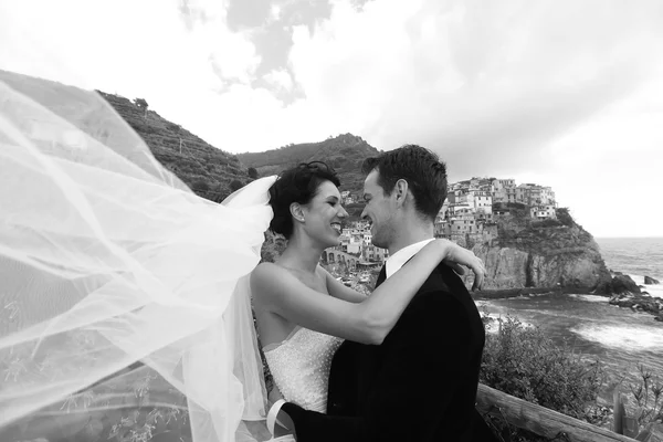 Happy bridal couple kissing near seaside — Stock Photo, Image