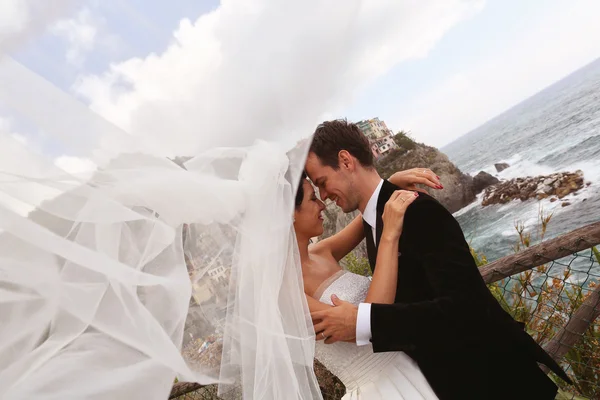幸福的新婚夫妇，附近海边亲吻 — 图库照片