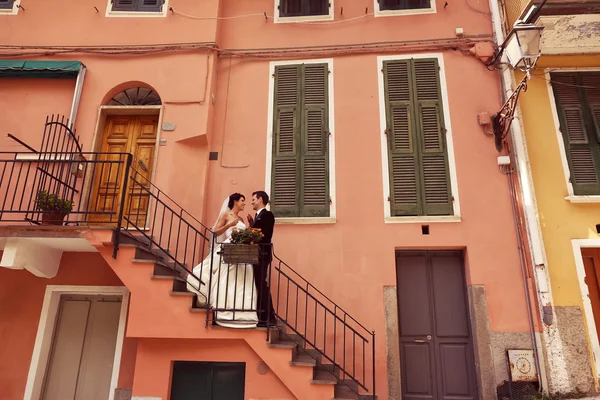 Bride and groom on stairs — Stock Photo, Image