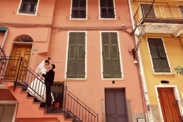 Brautpaar auf der Treppe — Stockfoto