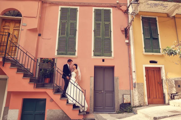 Nevěsta a ženich, chůzi do schodů — Stock fotografie