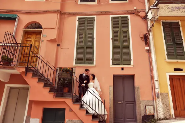 Braut und Bräutigam gehen Treppe hinauf — Stockfoto