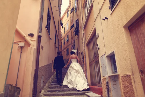 Novia y novio subiendo escaleras —  Fotos de Stock