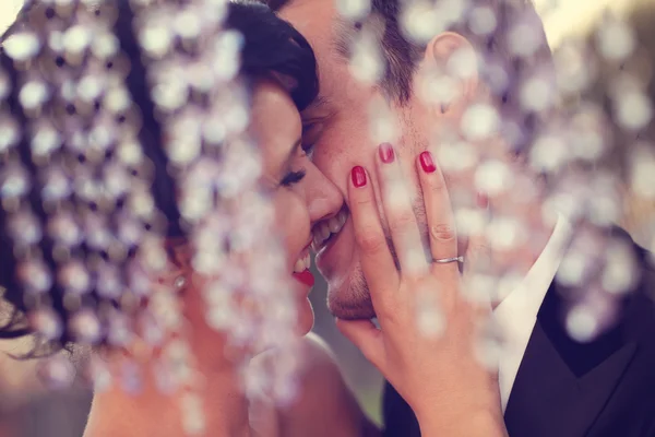 Líbání nevěsty a ženicha — Stock fotografie