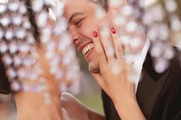 Bride and groom kissing — Stock Photo, Image