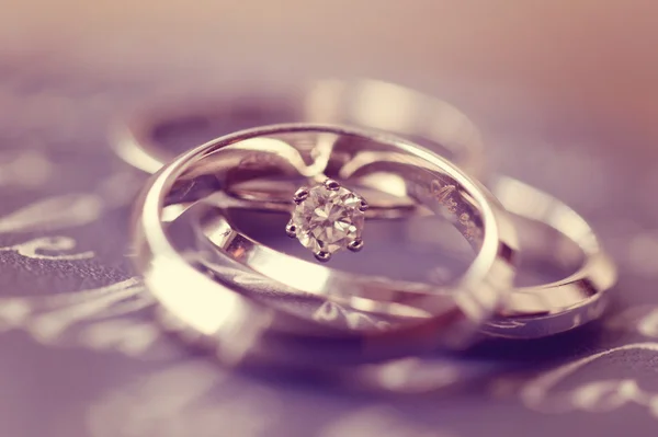 Hermosos anillos de compromiso y boda — Foto de Stock