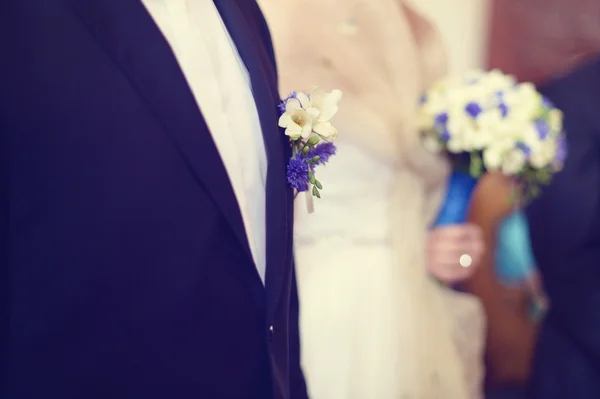 Bräutigam mit Blumen auf der Brust — Stockfoto