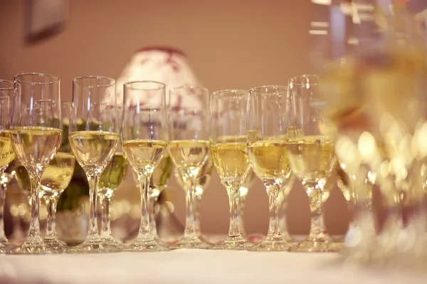 Vele glazen wijn op tafel — Stockfoto