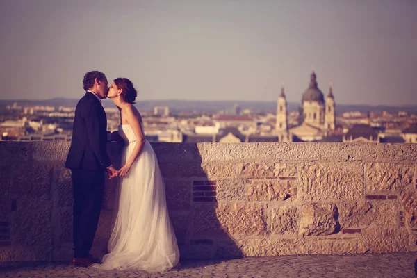 Bruden och brudgummen i Budapest på sunset — Stockfoto