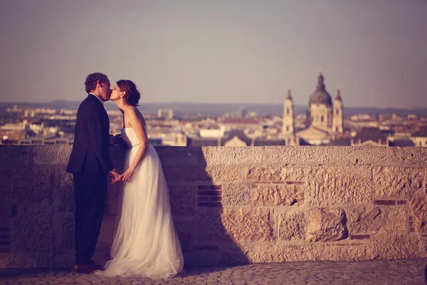 Noiva e noivo em Budapeste ao pôr-do-sol — Fotografia de Stock