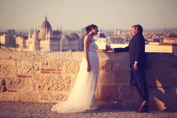 Наречений і наречена в Будапешті на заході сонця — стокове фото