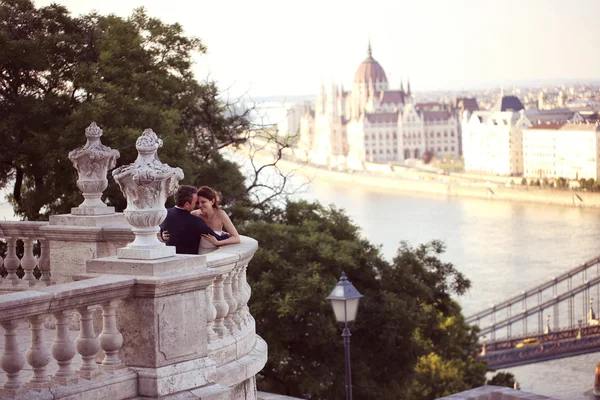 Braut und Bräutigam auf Balkon mit Stadtbild von Budapest — Stockfoto