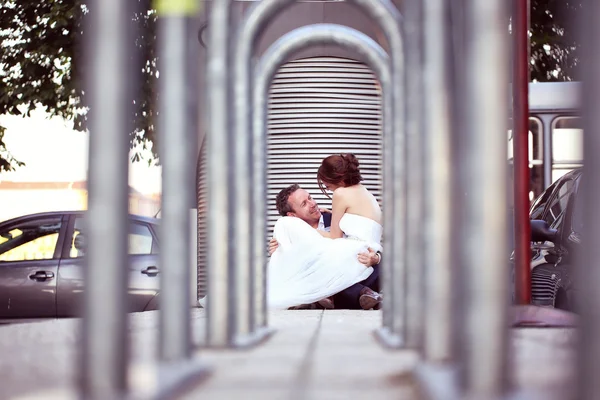 Gelin ve damat şehirde oturan — Stok fotoğraf