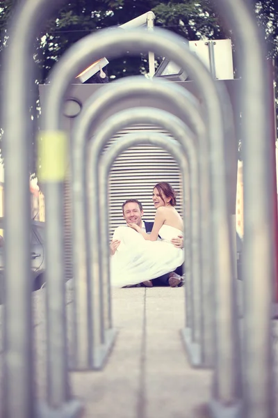 Noiva e noivo sentados na cidade — Fotografia de Stock