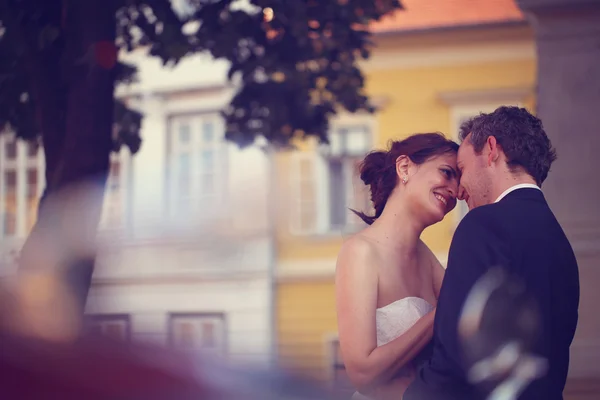 Romantic bride and groom in the city — Stock Photo, Image