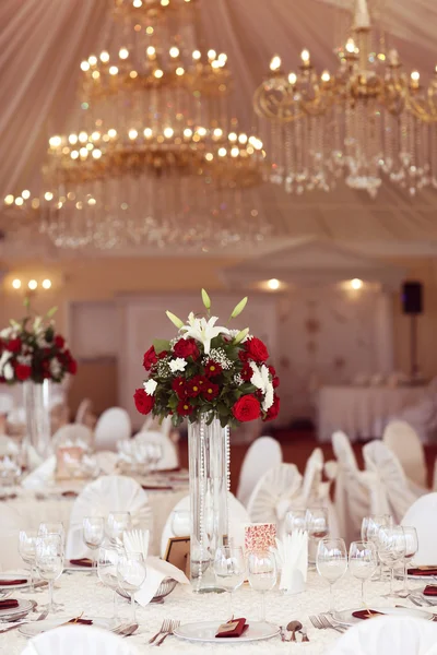 Maravilhosamente decorado mesa de casamento — Fotografia de Stock