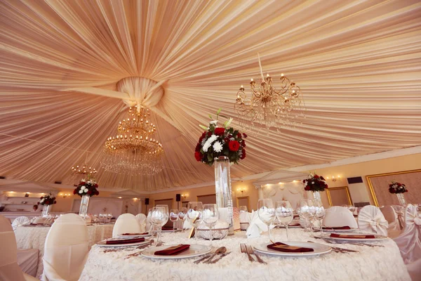 Tavolo da sposa splendidamente decorato — Foto Stock