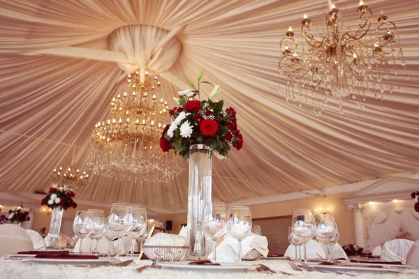 Mesa de boda bellamente decorada — Foto de Stock