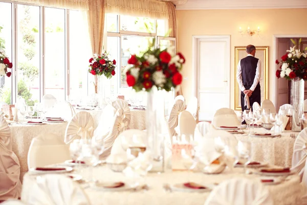 Magnifiquement décoré table de mariage — Photo