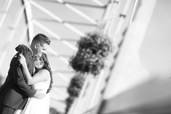 Black and white photo of a bride and groom — Stock Photo, Image