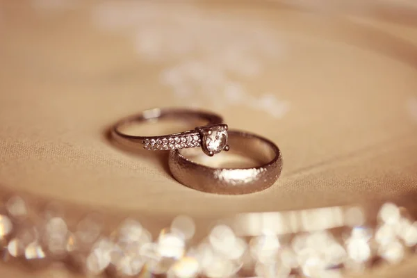 在棕色背景上的结婚戒指 — 图库照片