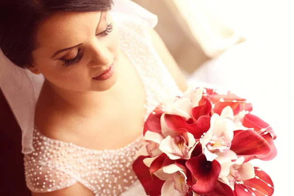 Belle mariée tenant un lis de calla blanc et rouge — Photo