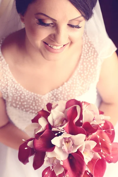 美しい花嫁の白と赤のオランダカイウユリを保持 — ストック写真