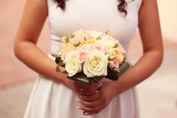 Mariée tenant bouquet de roses — Photo