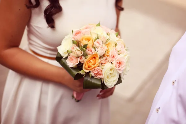 Nevěsta držící kytici růží — Stock fotografie
