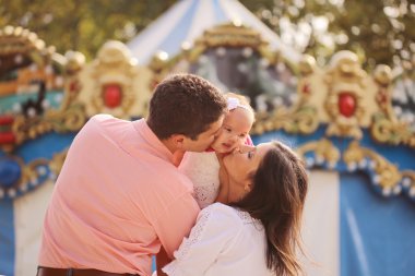 Parktaki kız bebek ile anne