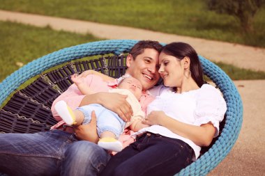 Onların bebek kız parkta oturan Anne