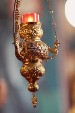 Bir kilisede mum asılı