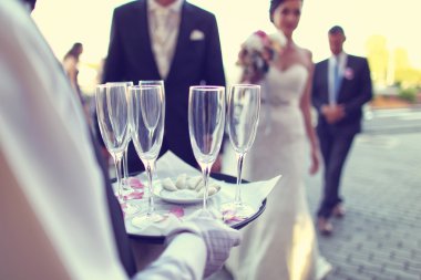 Garson dört kadeh şarap ile