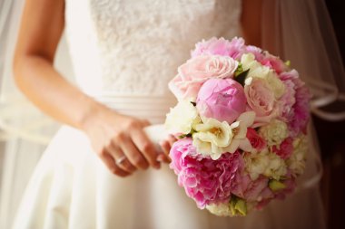 Bir güzel peonies buket tutan gelin