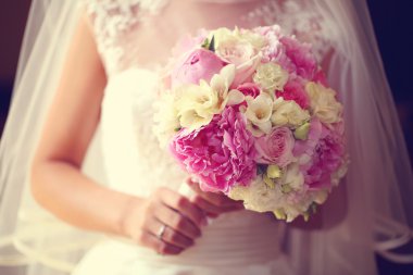 Bir güzel peonies buket tutan gelin