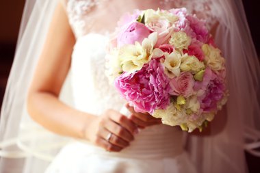 Bir güzel peonies buket tutan gelin