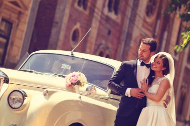 Gelin ve damat bir retro araba ile