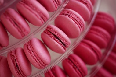 Yuvarlak plaka üzerinde pembe macaroons