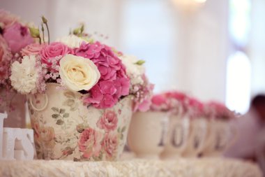 Düğün masa çiçekleri ile dekore edilmiş