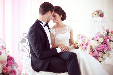 Gelin ve damat çiçeklerle çevrili