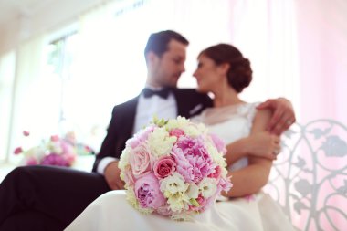 Gelin ve damat çiçeklerle çevrili
