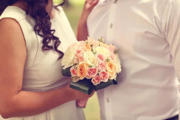 장미 꽃다발을 들고 있는 신부 — 스톡 사진