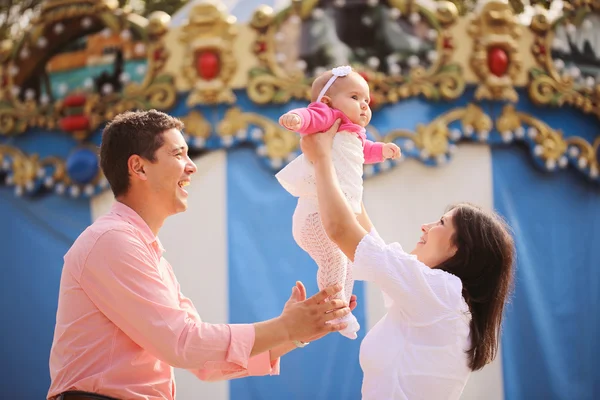 Los padres con la niña en el parque — Foto de Stock